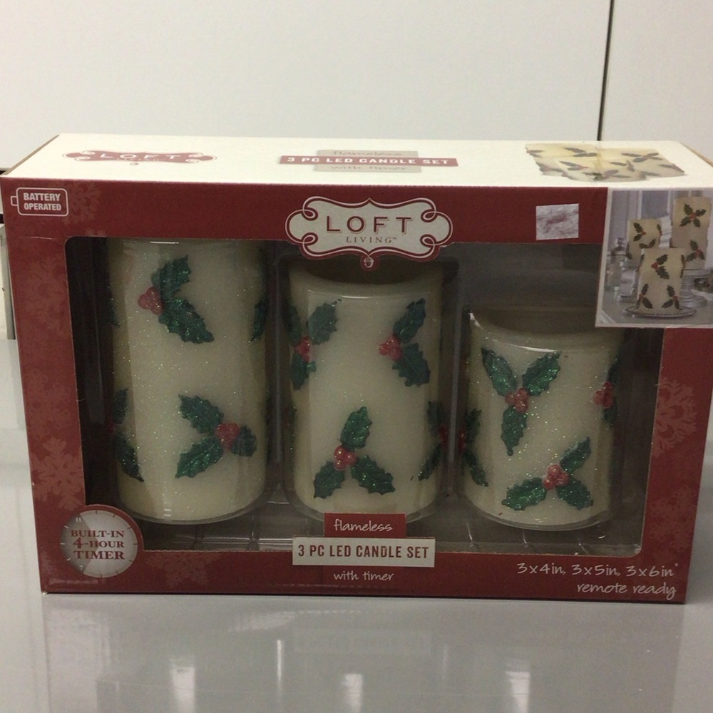 CHRISTMAS LOFT LED Candle Set with Holly Design